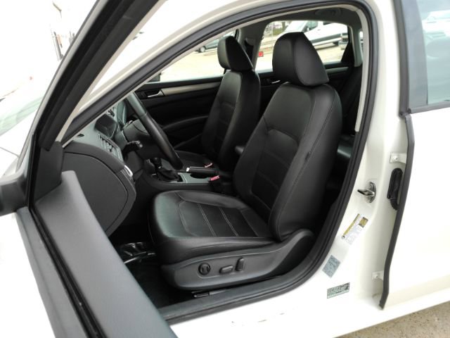 Used 2014 Volkswagen Passat 1.8T Wolfsburg Edition image 13
