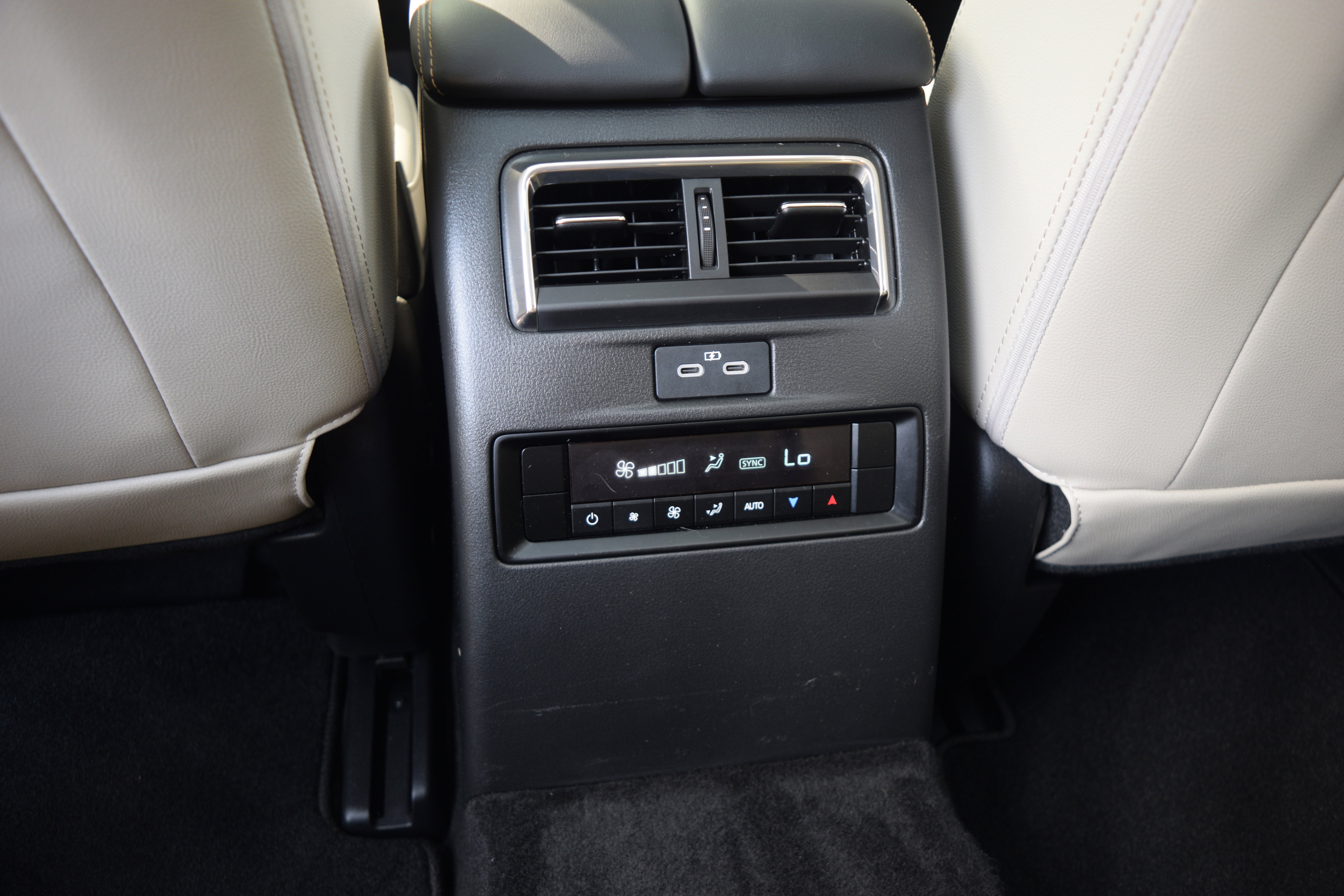 Used 2025 MAZDA CX-70 Plug-In Hybrid w/ Premium Pkg image 18