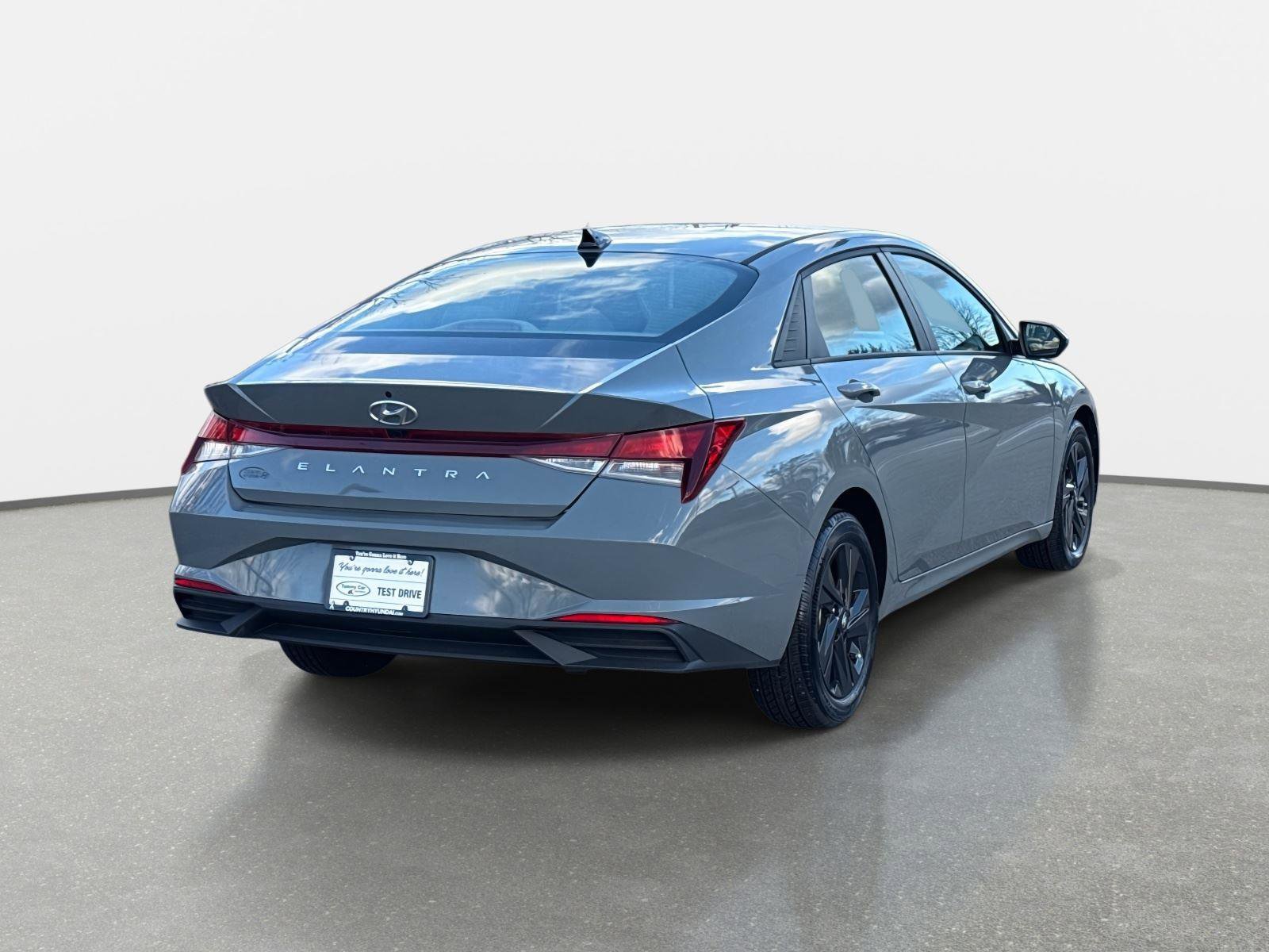 Used 2023 Hyundai Elantra SEL w/ Cargo Package image 5