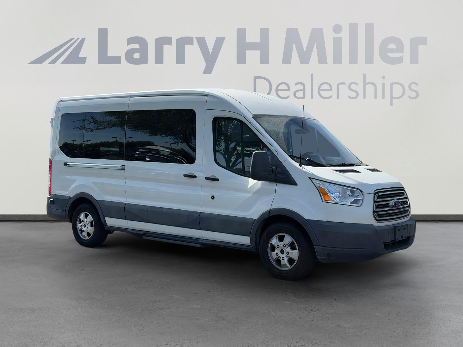 Used 2017 Ford Transit 350 XLT RWD image 8