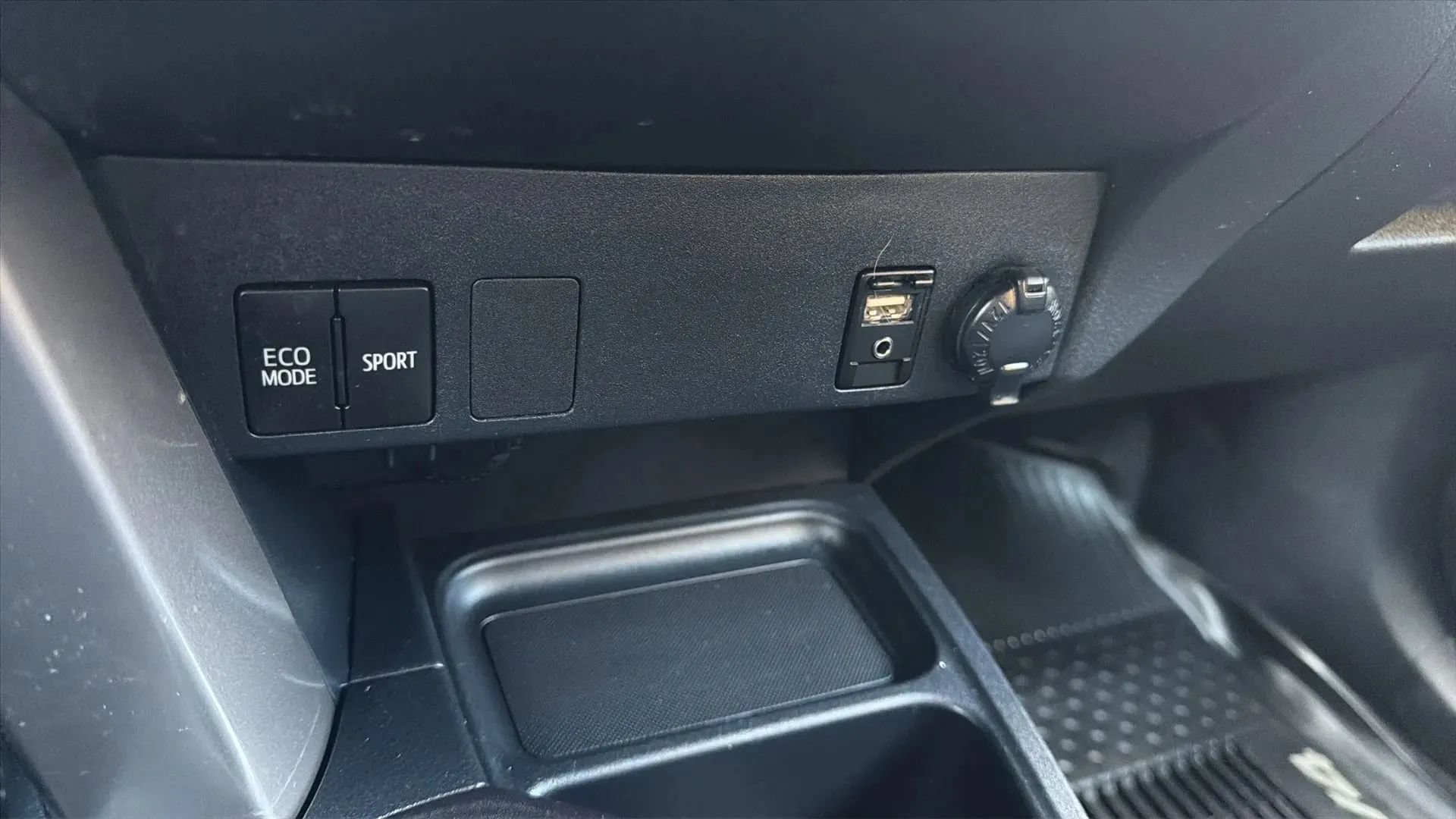 Used 2017 Toyota RAV4 LE w/ All Weather Liner Package AWD/4WD image 19