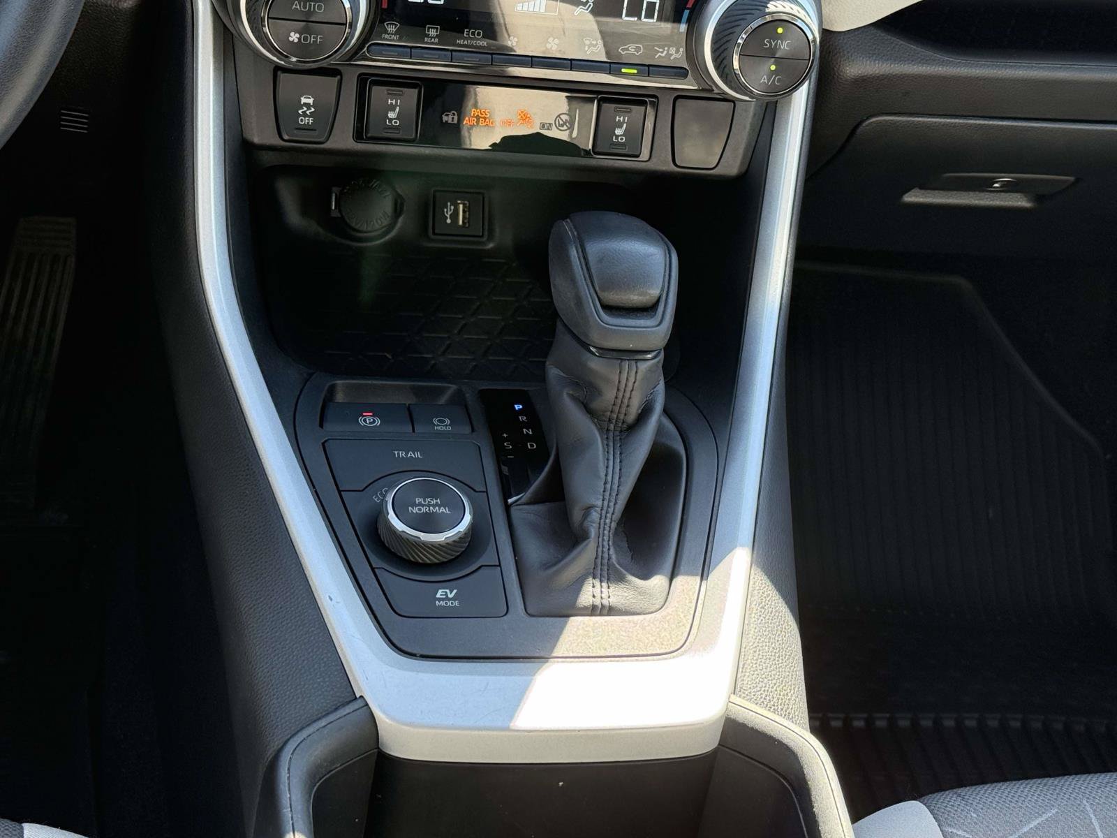 Used 2024 Toyota RAV4 XLE w/ Convenience Package AWD/4WD image 18