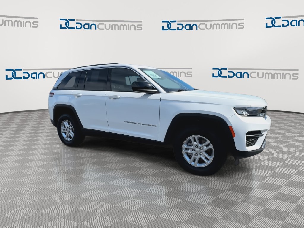 Used 2024 Jeep Grand Cherokee Laredo w/ Luxury Tech Group I AWD/4WD image 2