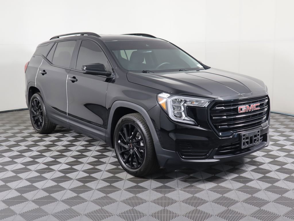 Used 2023 GMC Terrain SLE w/ Driver Convenience Package image 3