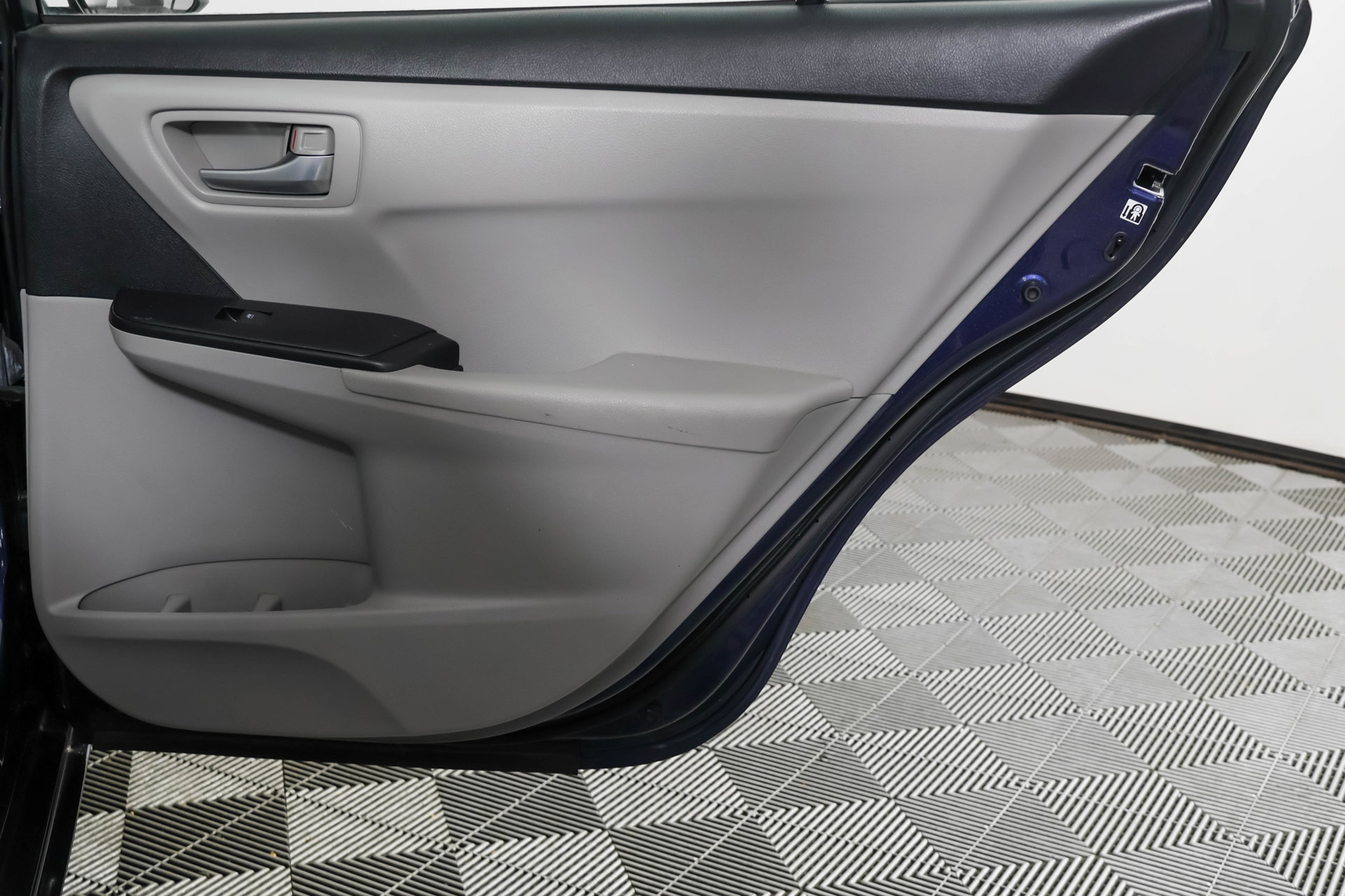 Used 2017 Toyota Camry LE w/ Moonroof Package FWD image 41