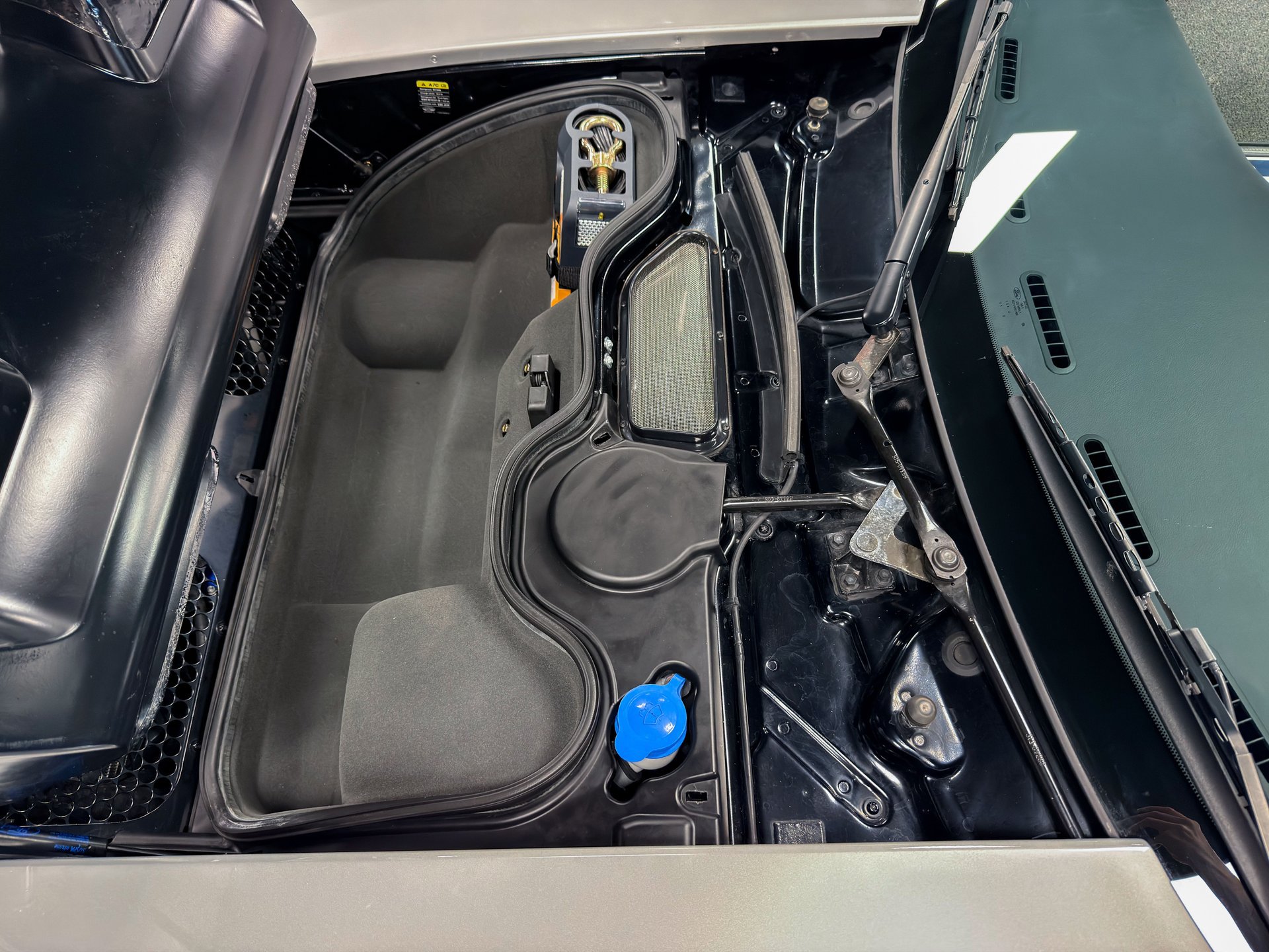 Used 2005 Ford GT RWD image 13