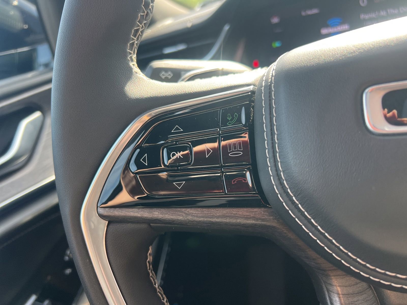 Used 2022 Jeep Grand Cherokee Overland w/ MOPAR Finishing Package image 27