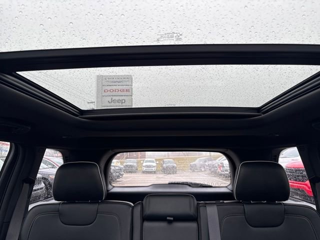 Used 2023 Jeep Grand Cherokee Summit w/ Luxury Tech Group V image 17