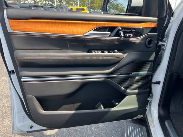Used 2022 Jeep Grand Wagoneer Series III AWD/4WD image 34