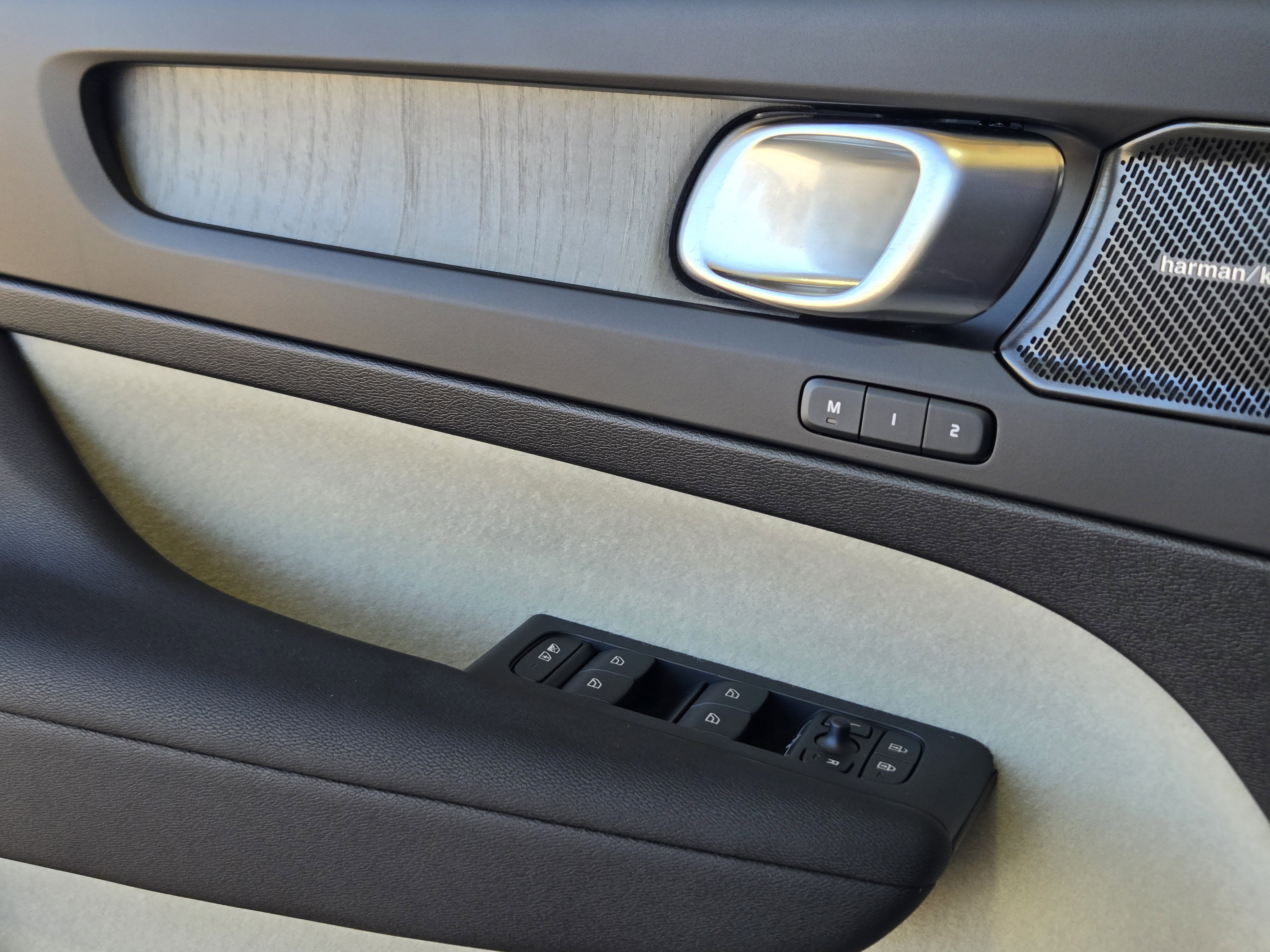 New 2026 Volvo XC40 B5 Ultra w/ Protection Package Premier image 25