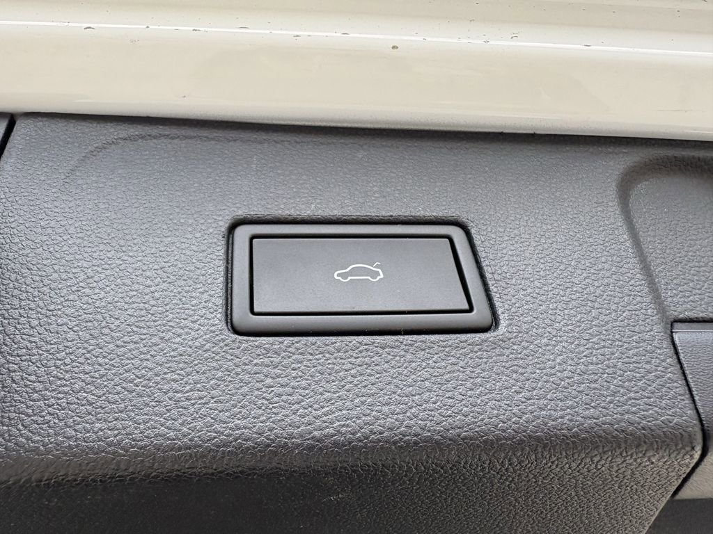 Used 2022 Volkswagen Atlas SEL Premium image 28