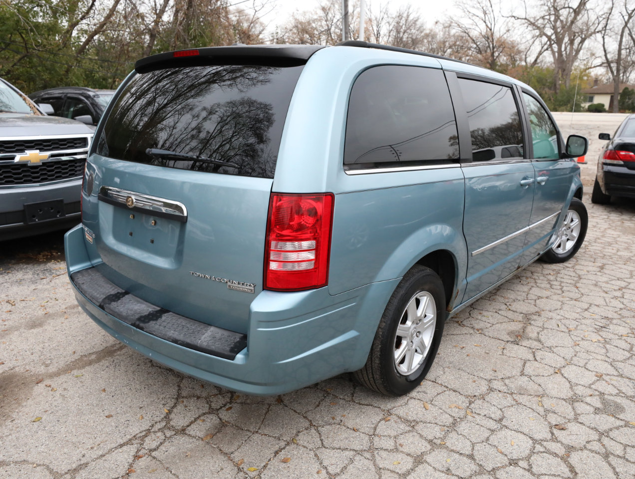 Used 2010 Chrysler Town & Country Touring image 6