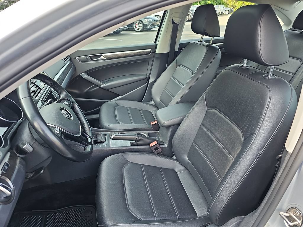 Used 2018 Volkswagen Passat 2.0T SE FWD image 9