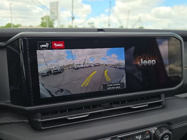 Used 2024 Jeep Wrangler Unlimited Sahara w/ Technology Group AWD/4WD image 31