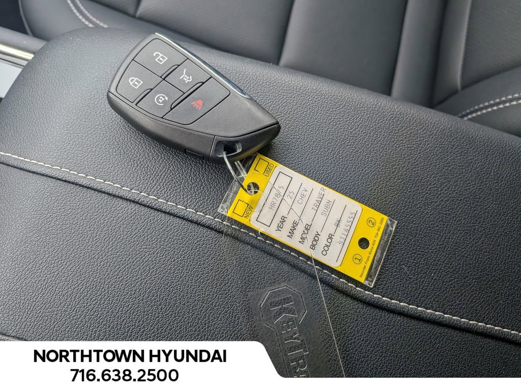 Used 2025 Chevrolet Traverse LT image 23