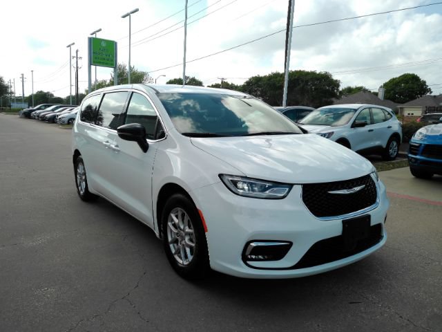 Used 2025 Chrysler Pacifica Select FWD image 4