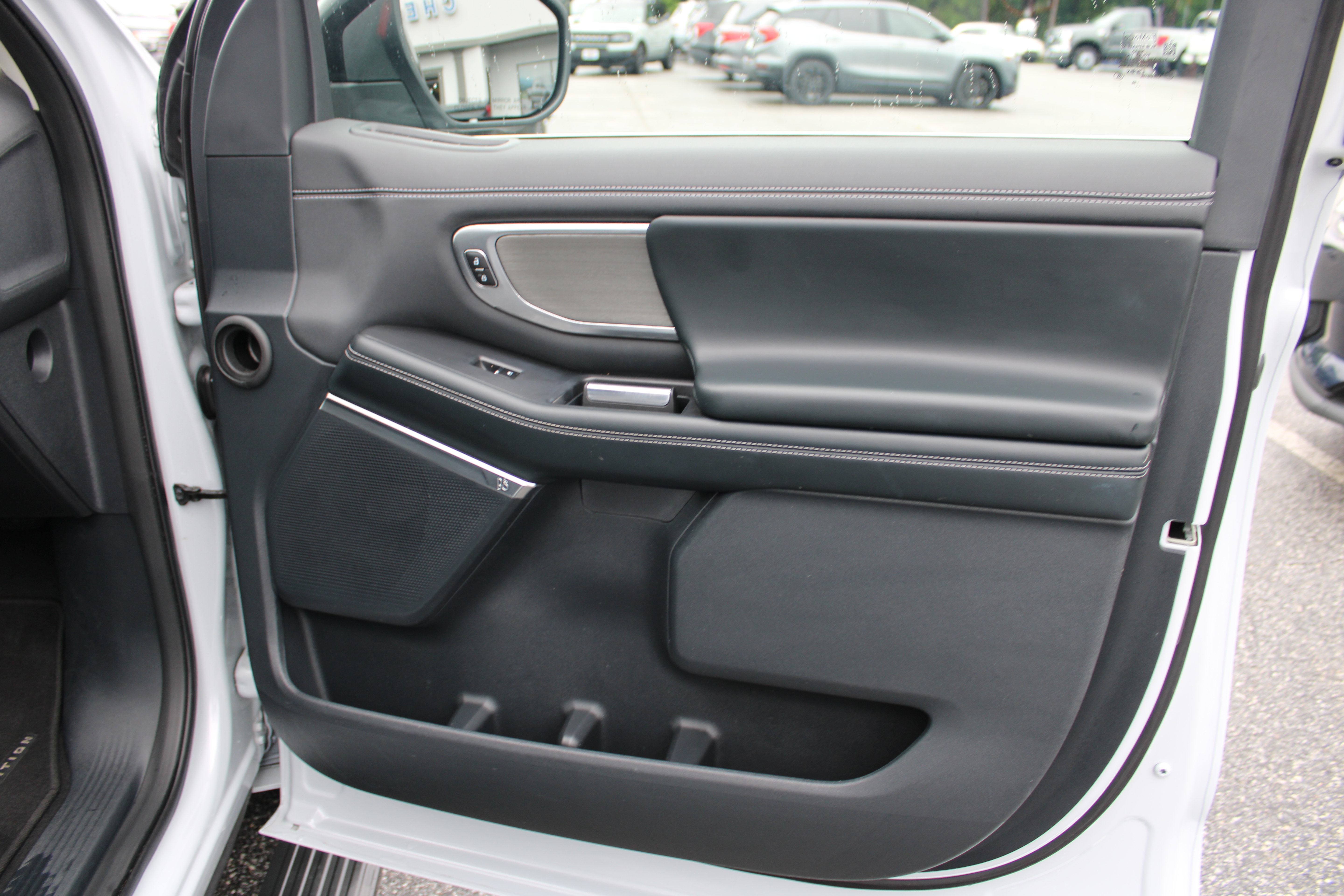 Used 2025 Ford Expedition Platinum AWD/4WD image 19