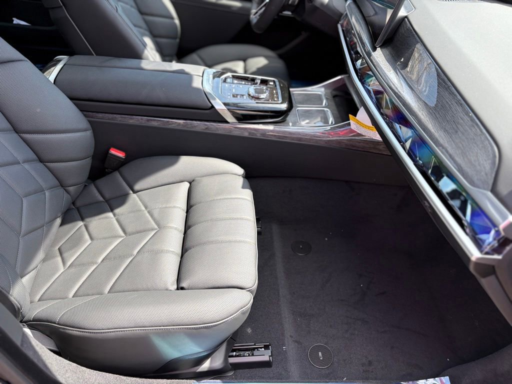 Used 2025 BMW 760i xDrive image 22