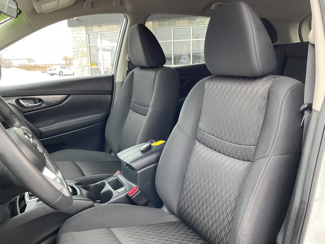 Used 2018 Nissan Rogue SV w/ Premium Package image 15