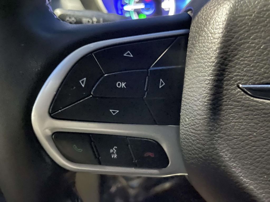 Used 2023 Chrysler Pacifica Touring-L image 32