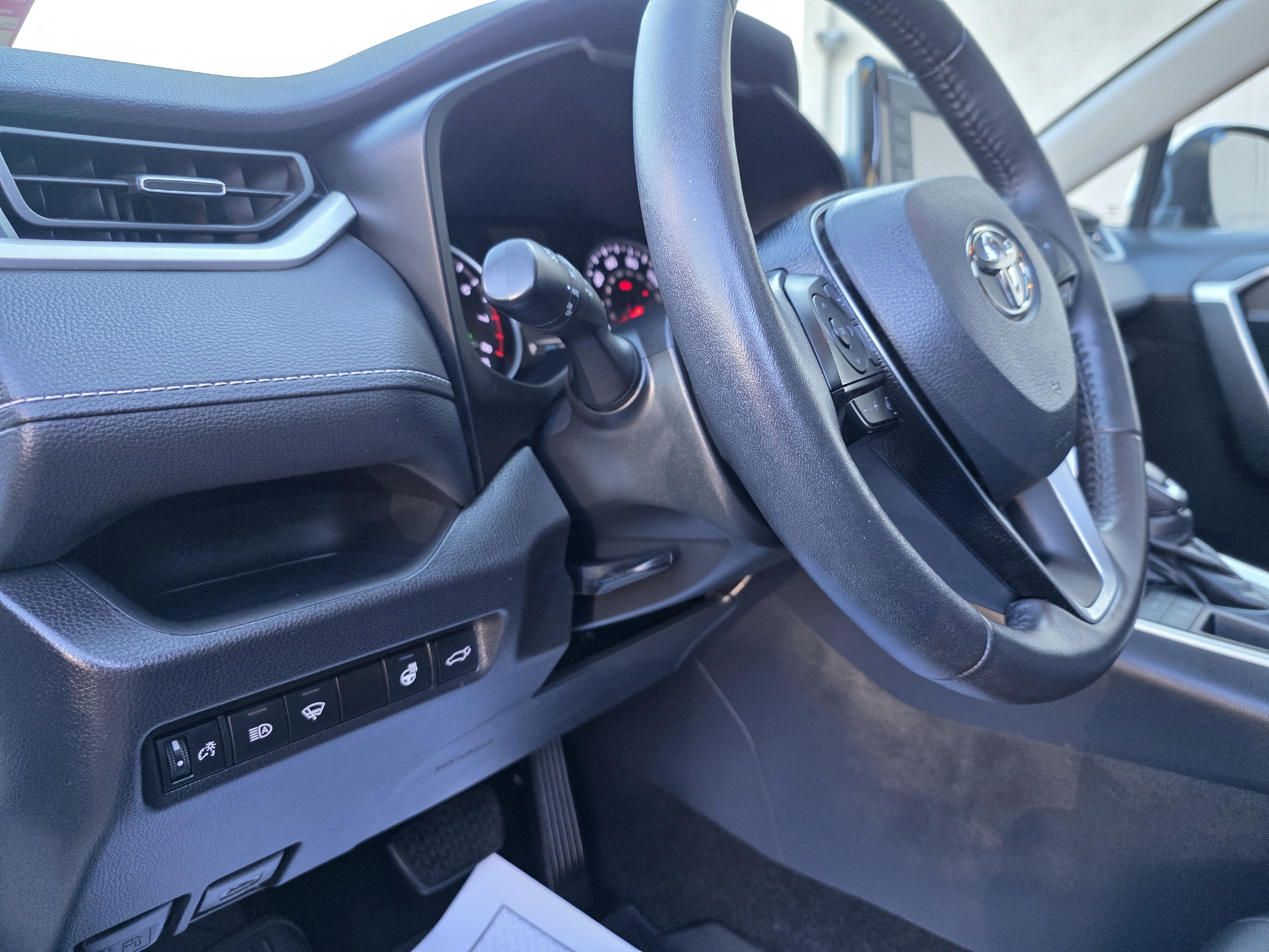 Used 2021 Toyota RAV4 XLE Premium image 13