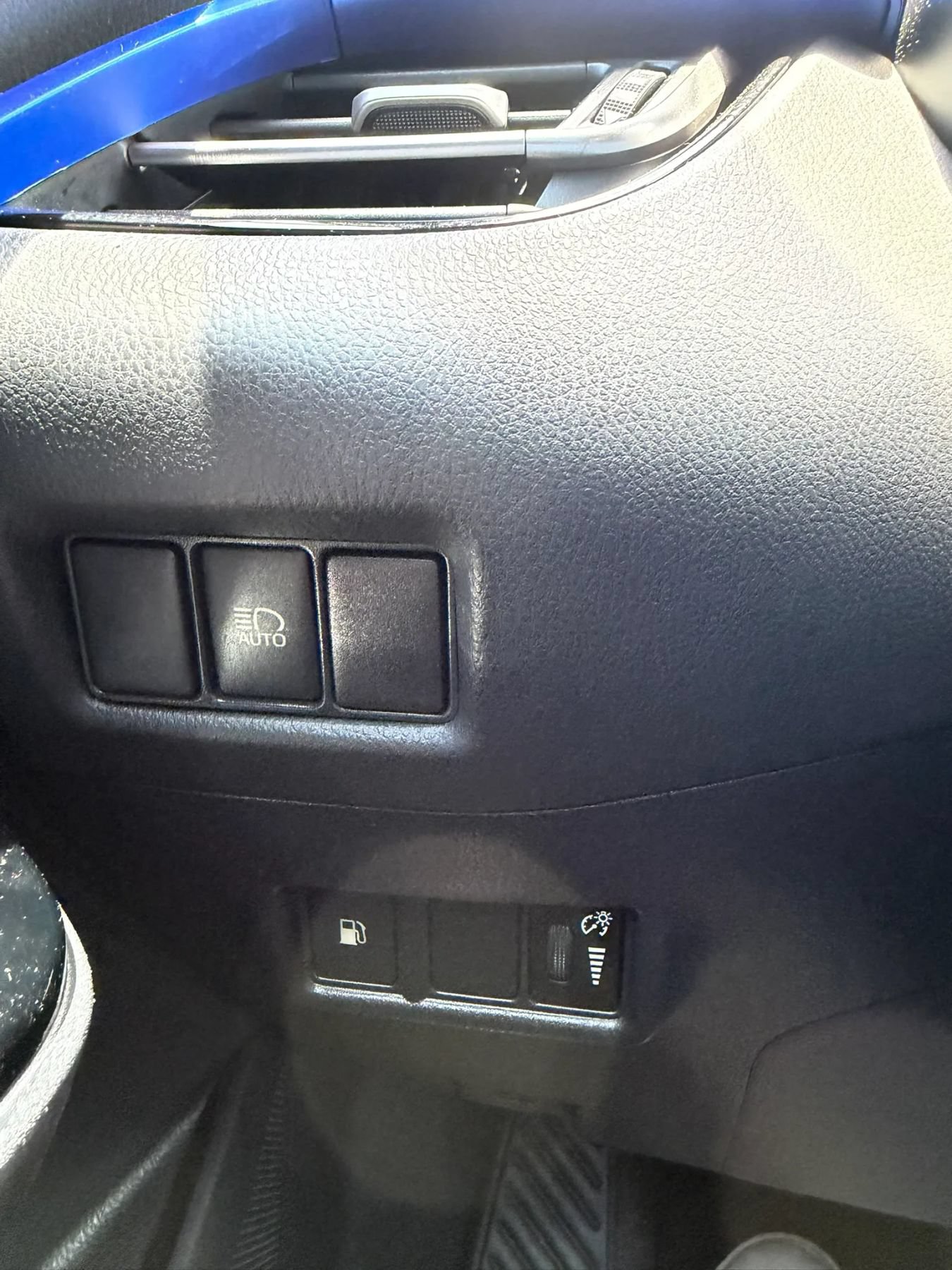 Used 2020 Toyota C-HR XLE FWD image 21