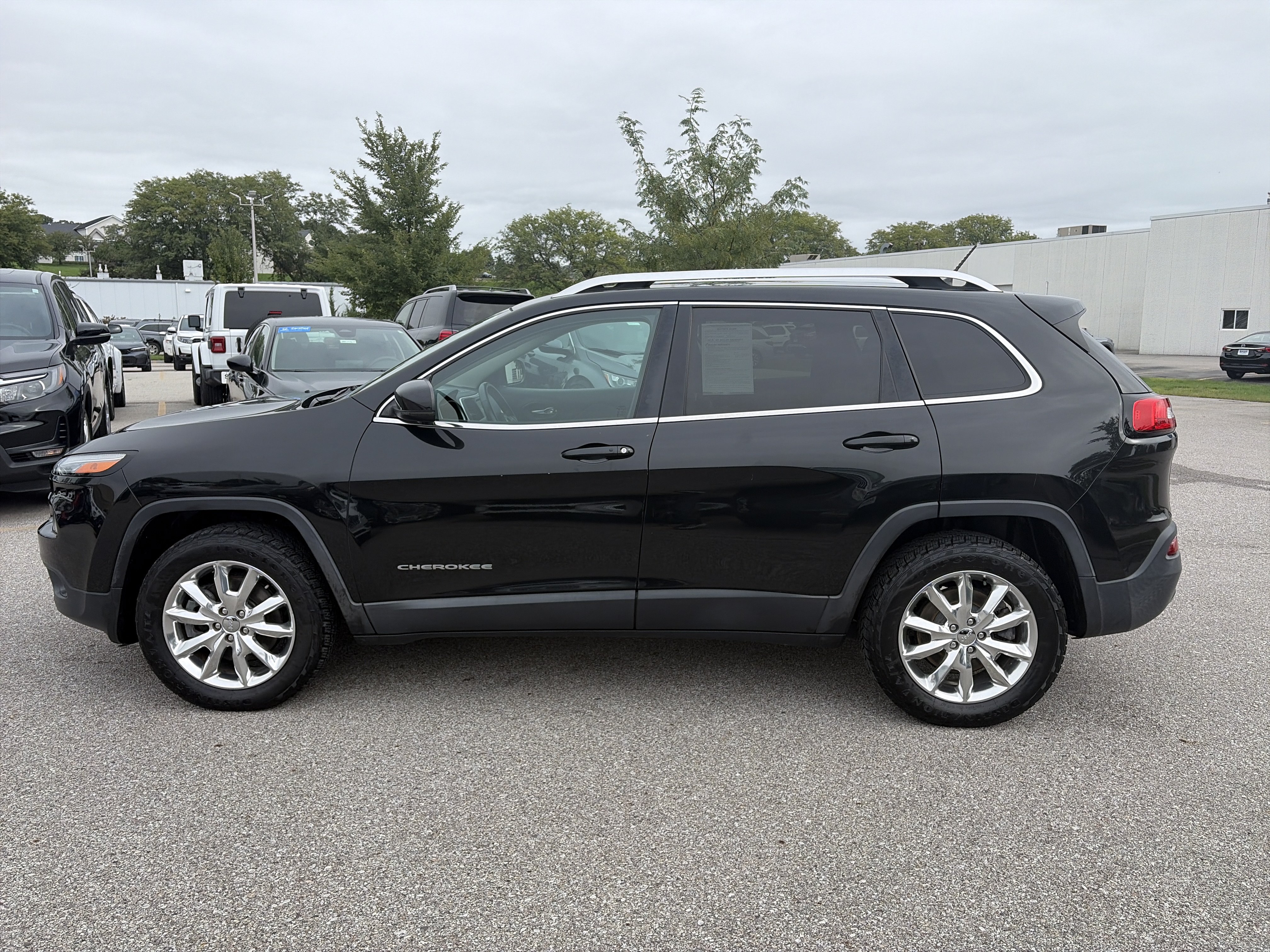 Used 2014 Jeep Cherokee Limited w/ Luxury Group AWD/4WD image 8