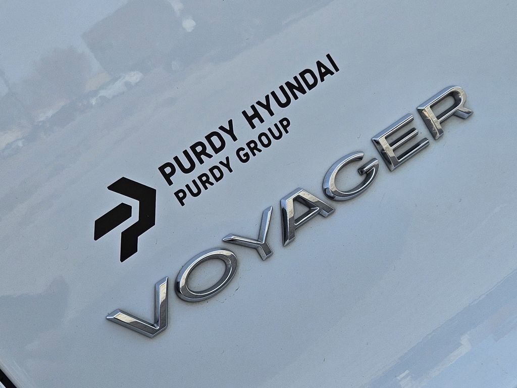 Used 2023 Chrysler Voyager LX image 7