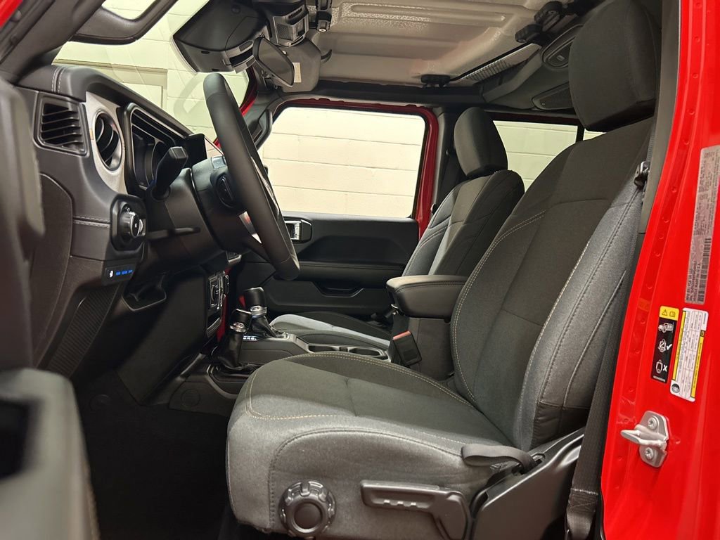 Used 2025 Jeep Wrangler Unlimited Sahara AWD/4WD image 7