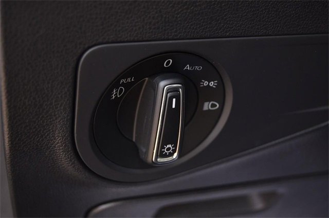 Used 2020 Volkswagen Tiguan SEL w/ Tiguan Two-Row MDO Package image 11