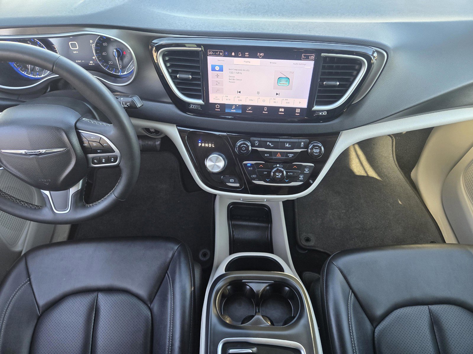 Used 2024 Chrysler Pacifica Touring-L image 9