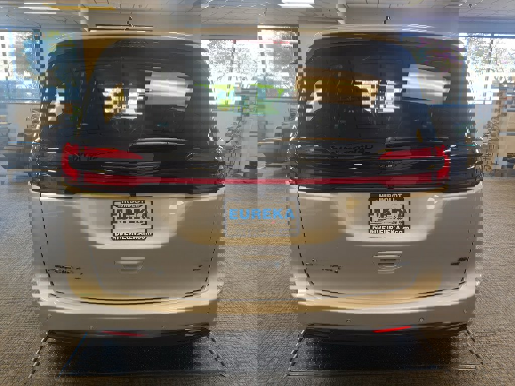 New 2026 Chrysler Pacifica Select w/ S Appearance Package image 6