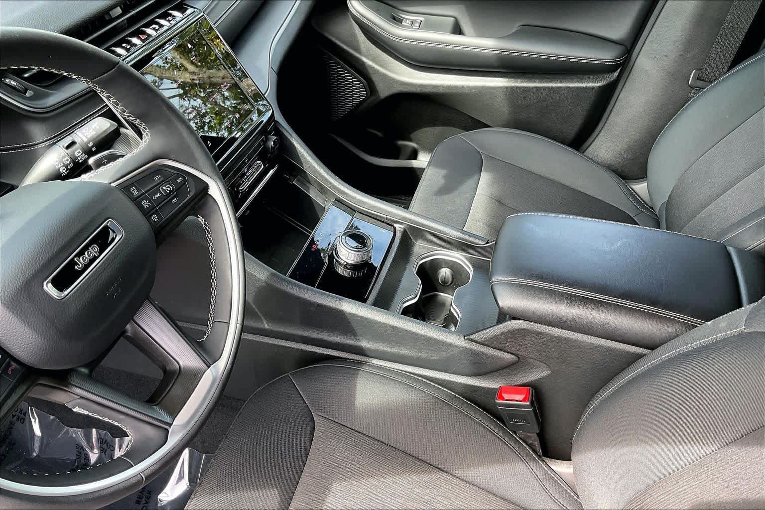 Used 2025 Jeep Grand Cherokee Laredo X w/ Luxury Tech Group I RWD image 17