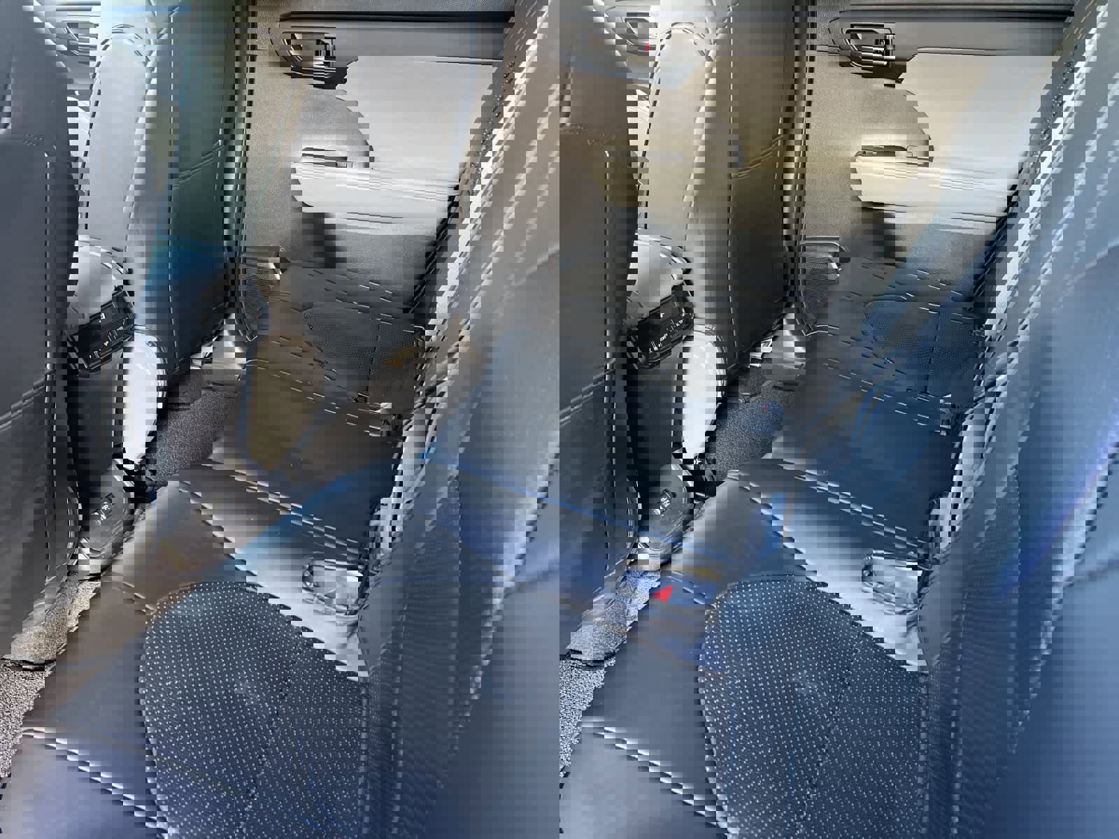 Used 2021 Toyota Highlander LE image 5