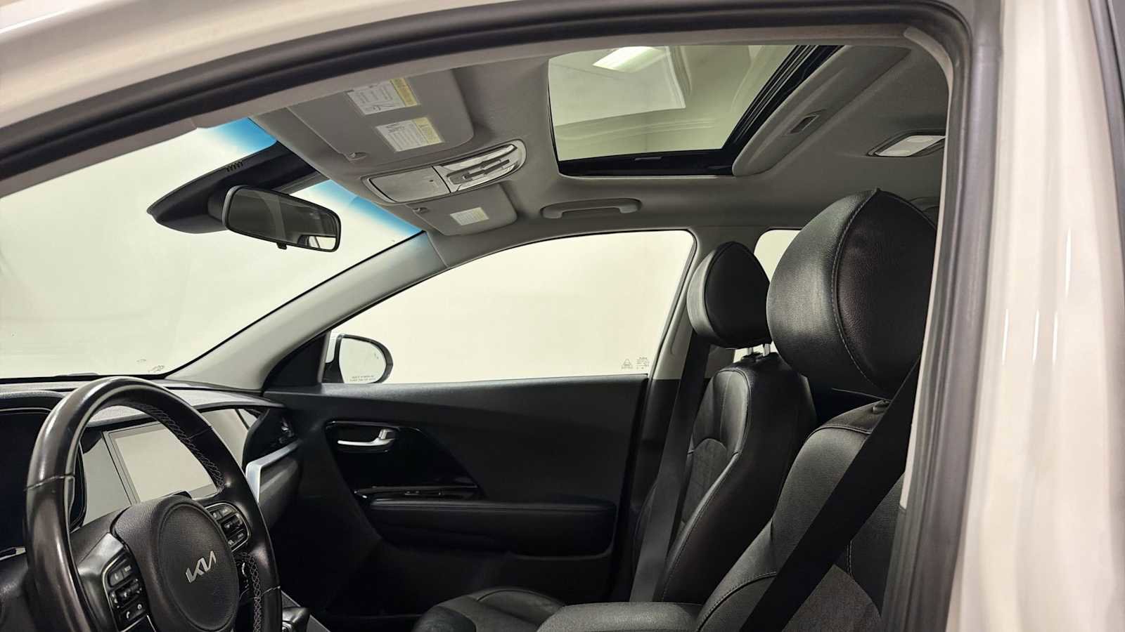 Used 2022 Kia Niro LXS FWD image 23