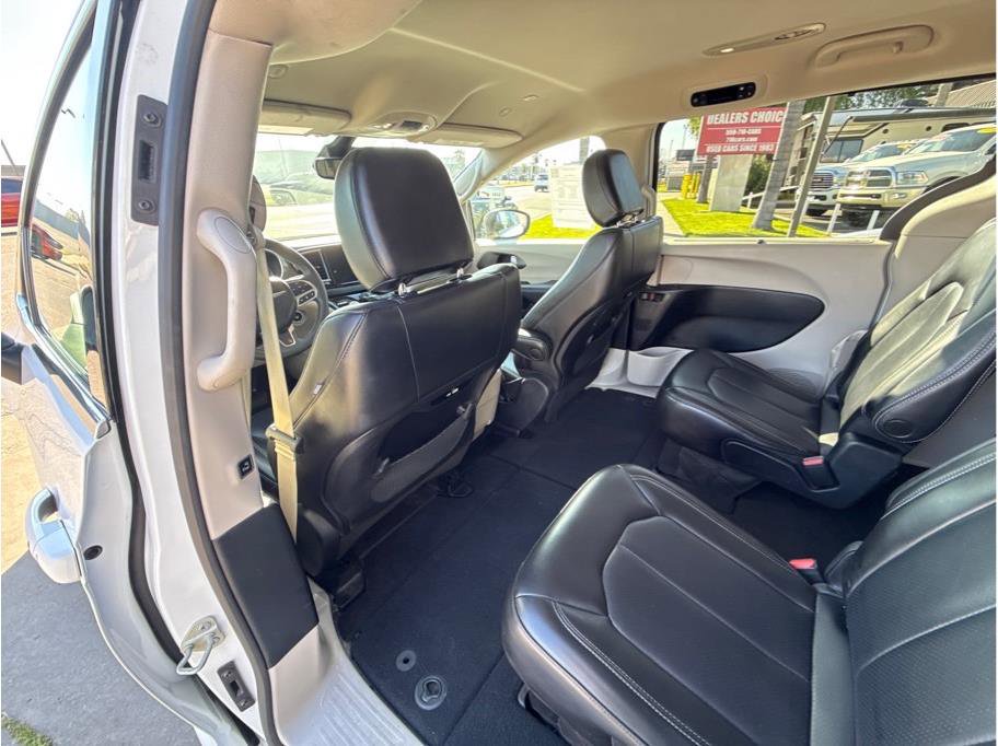 Used 2023 Chrysler Pacifica Touring-L FWD image 11