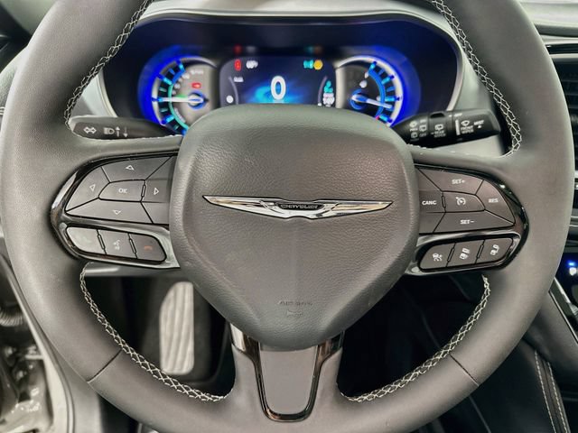 Used 2025 Chrysler Pacifica Premium FWD image 21