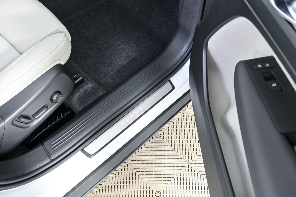 New 2026 Volvo XC40 B5 Ultra w/ Protection Package Premier image 25