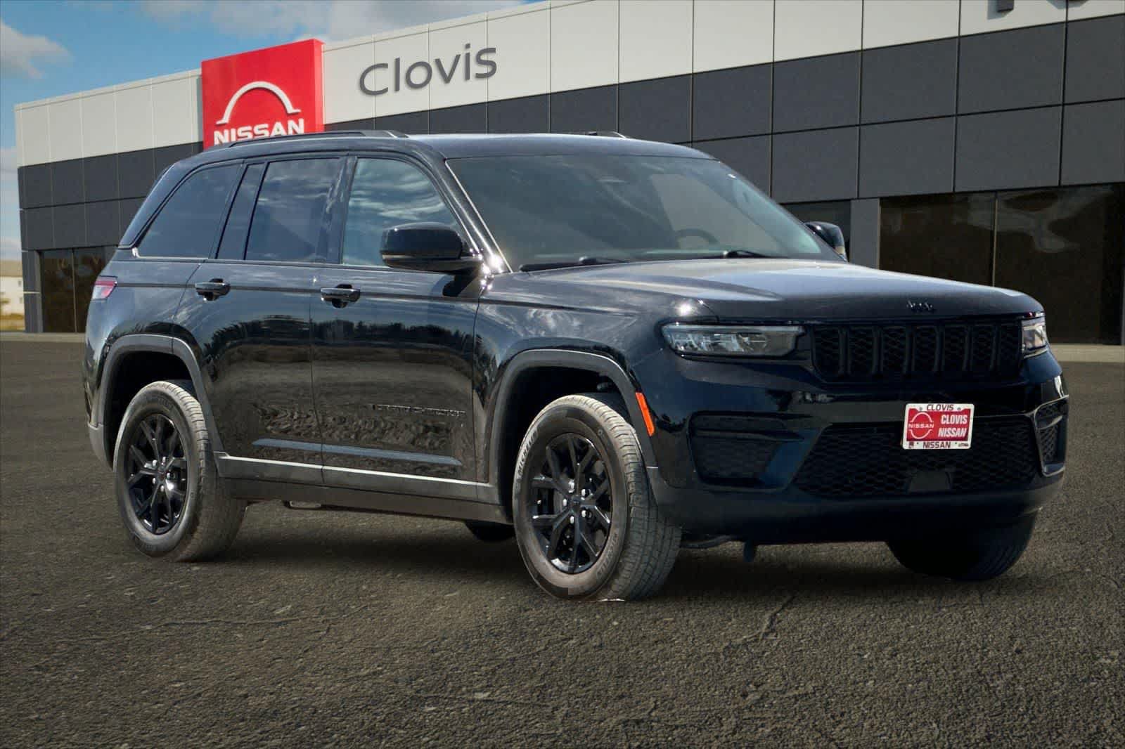 Used 2024 Jeep Grand Cherokee Altitude RWD image 10