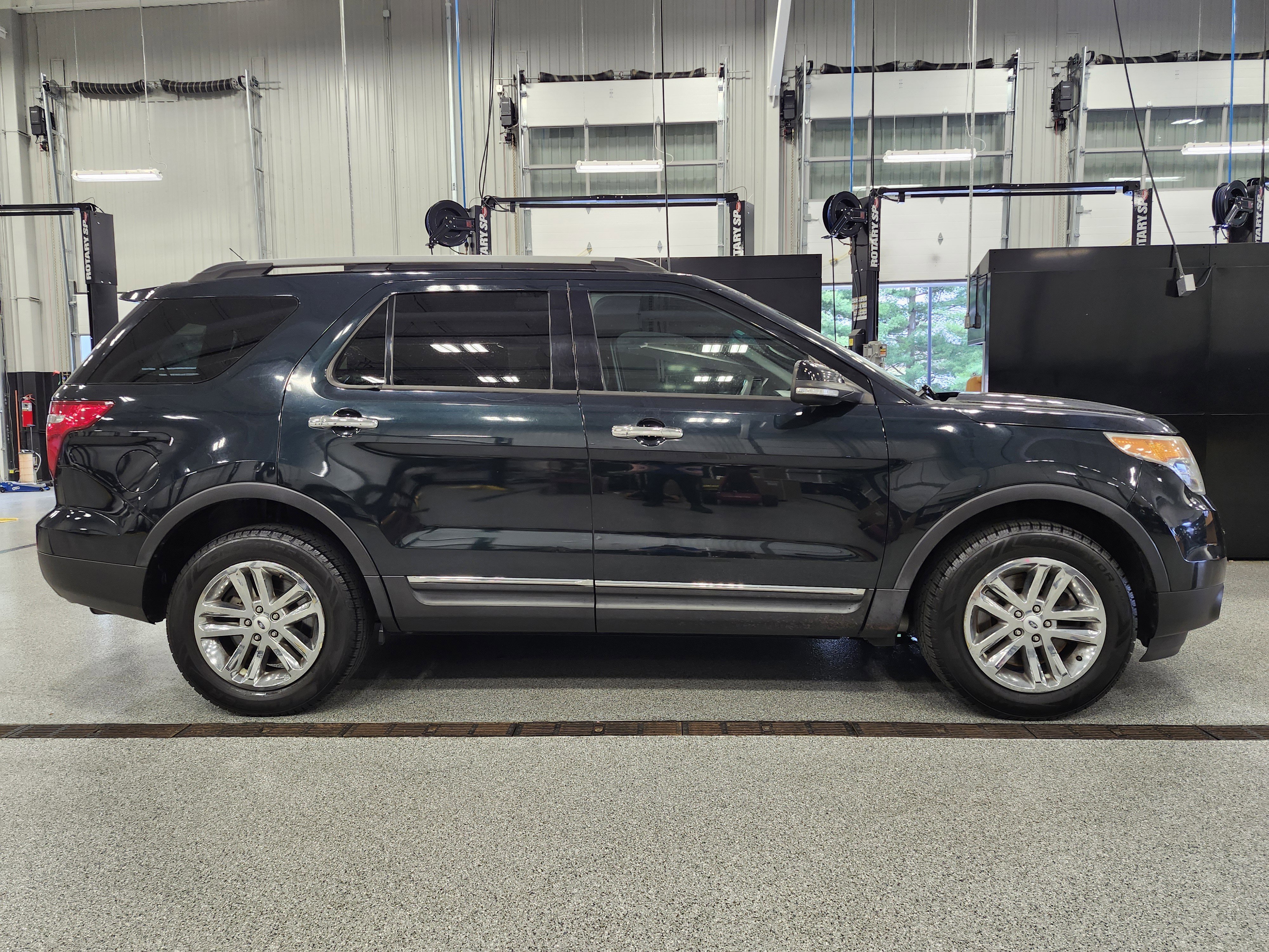 Used 2014 Ford Explorer XLT image 2