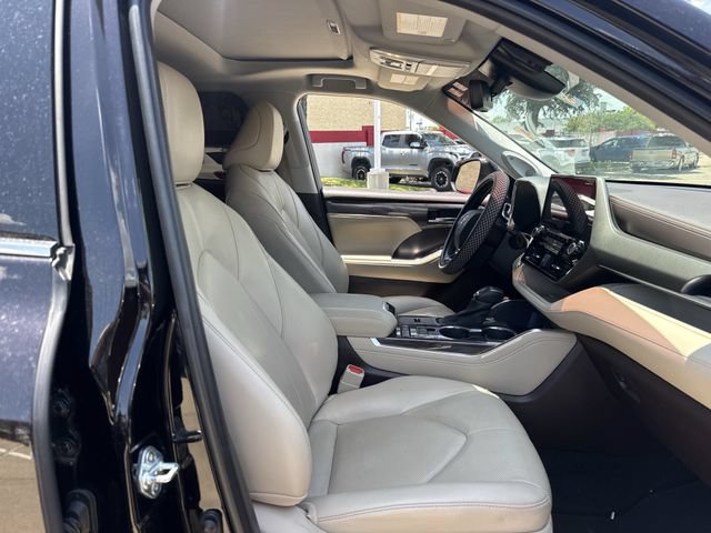 Used 2021 Toyota Highlander Limited FWD image 32
