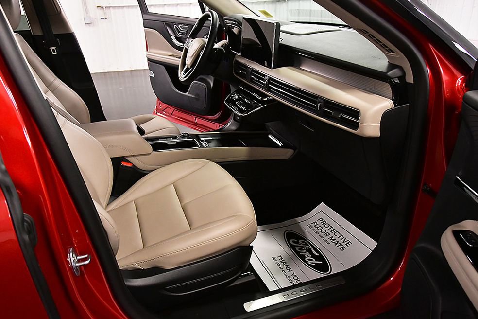 Used 2025 Lincoln Corsair AWD image 27