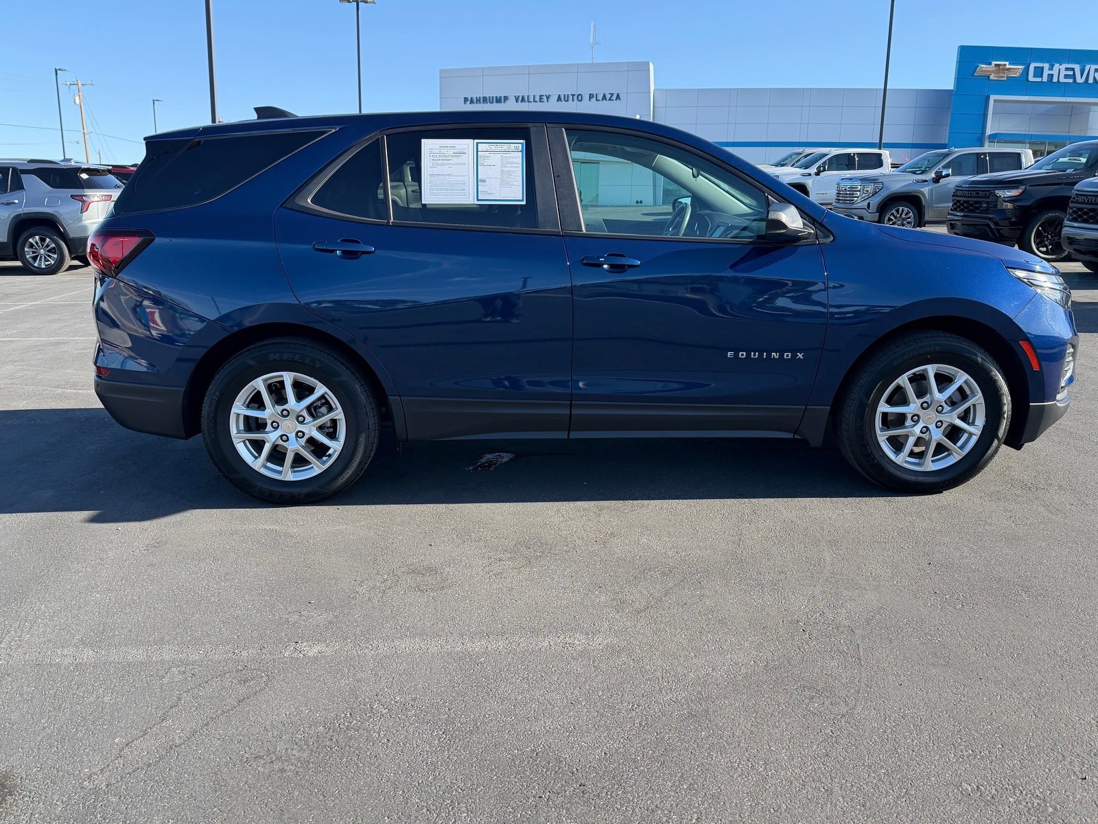 Used 2023 Chevrolet Equinox LS w/ LS Convenience Package FWD image 2
