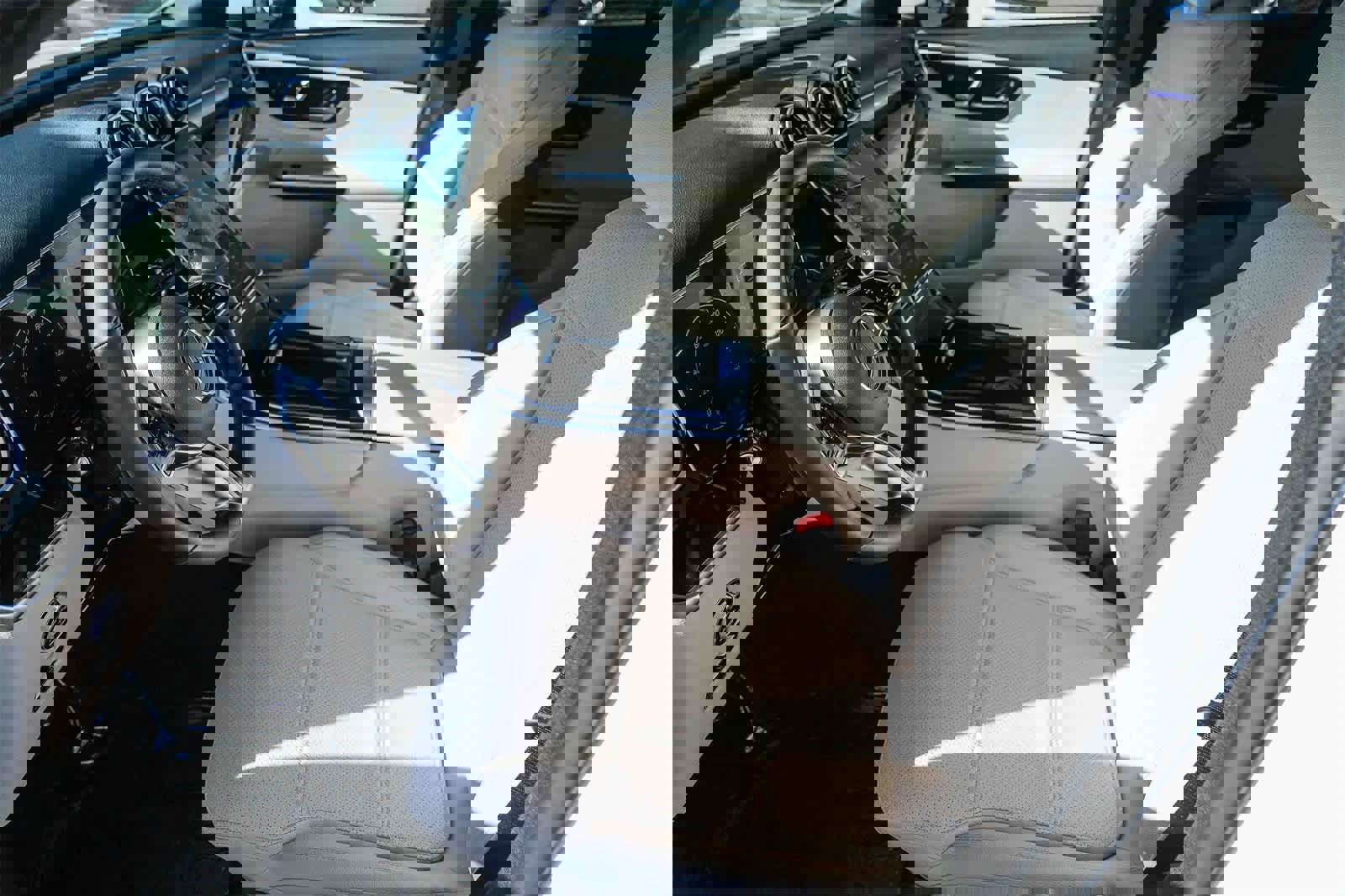 Used 2025 Mercedes-Benz GLC 350e 4MATIC image 13