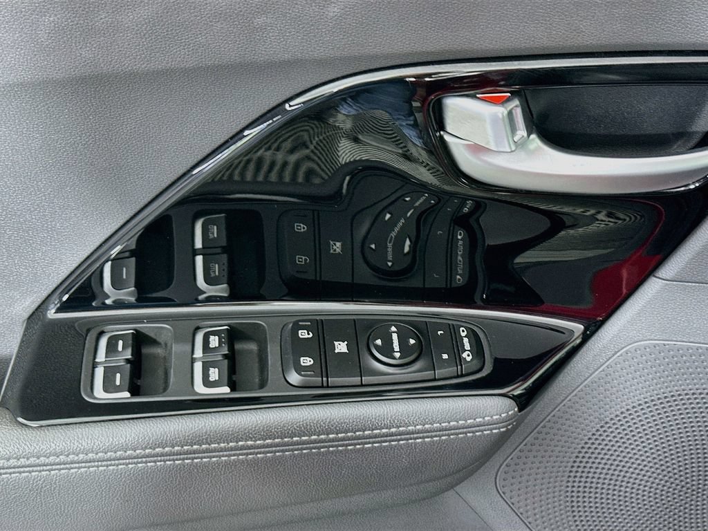 Used 2017 Kia Niro EX FWD image 18