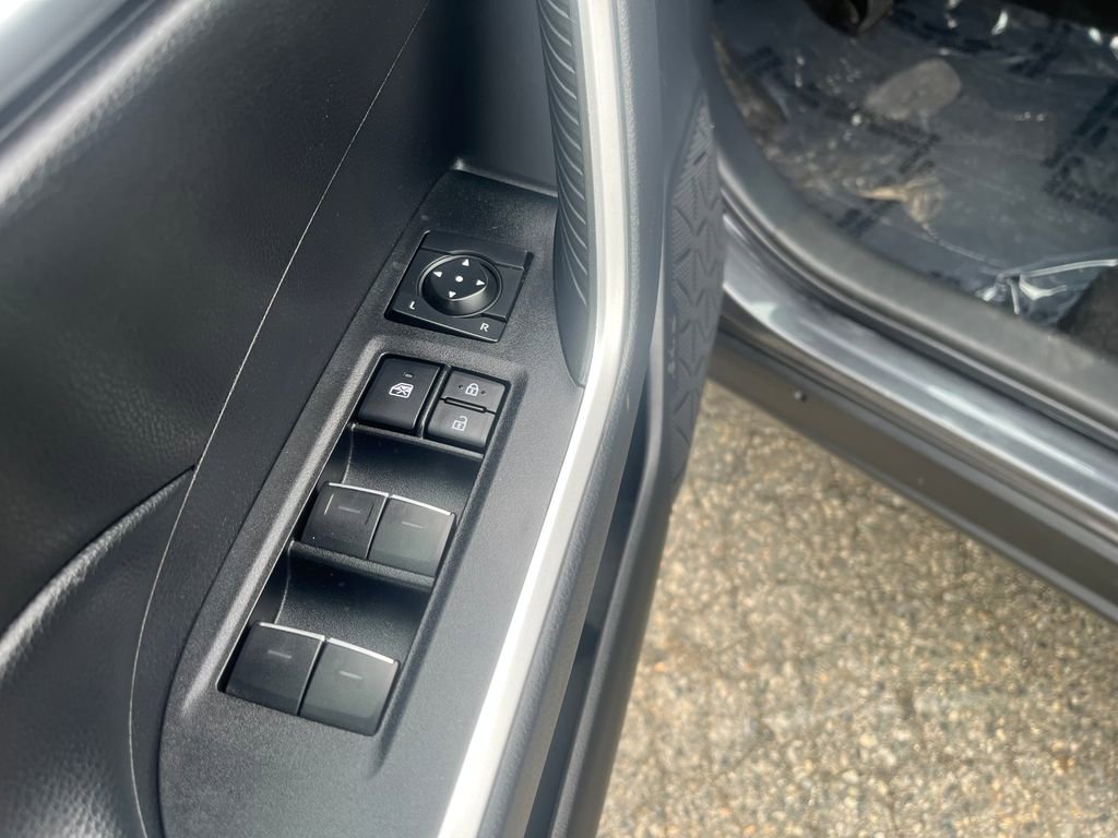 Used 2025 Toyota RAV4 XLE AWD/4WD image 22