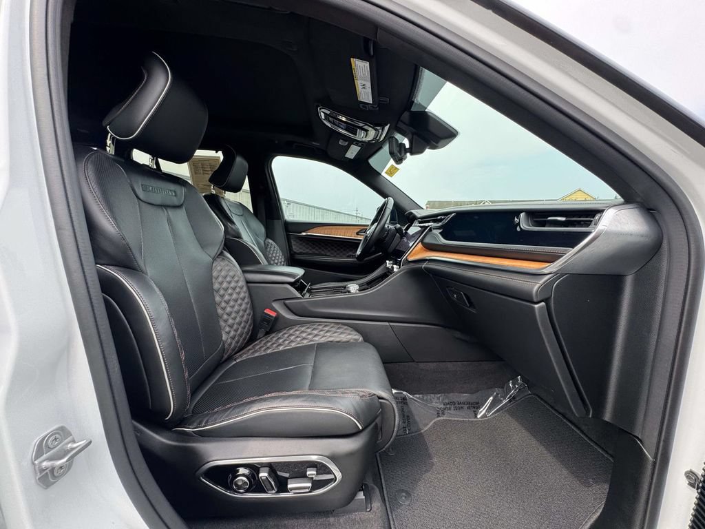 Used 2022 Jeep Grand Cherokee Summit AWD/4WD image 16