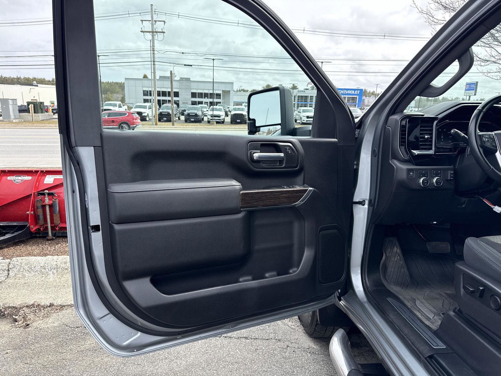 Used 2025 GMC Sierra 3500 SLE w/ SLE Convenience Package image 16