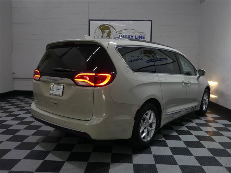 Used 2020 Chrysler Pacifica Touring-L w/ Tire & Wheel Group FWD image 10