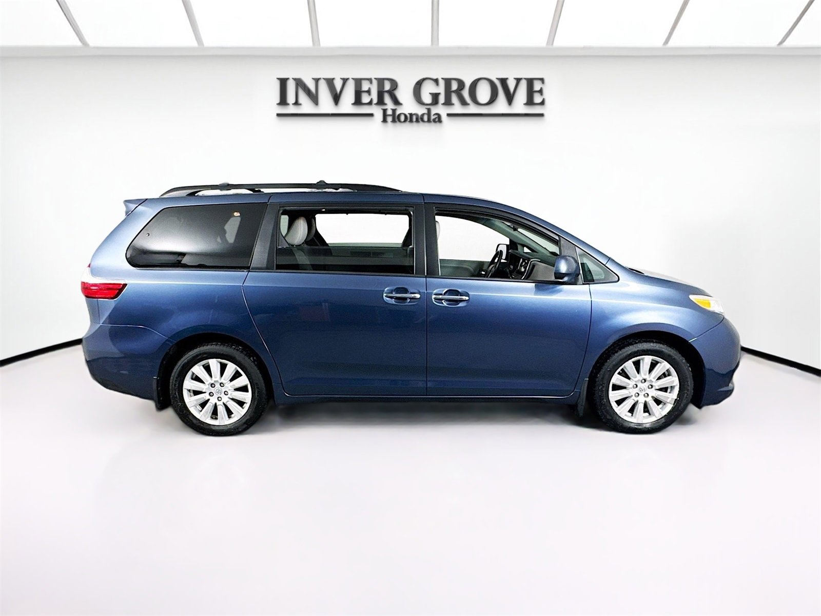 Used 2017 Toyota Sienna XLE image 4